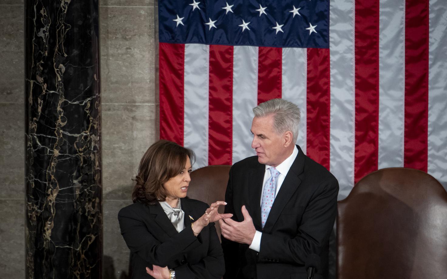 USA asepresident Kamala Harris (vasakul) ja kongressi esindajatekoja spiiker Kevin McCarthy on eelarvevaidluses vastaspooltel.