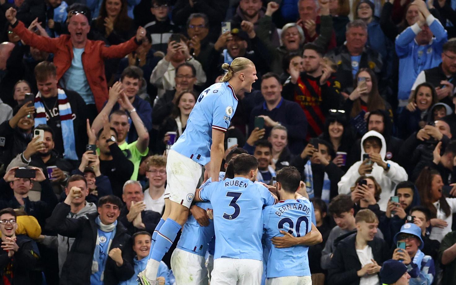 Manchester City mängijad Nathan Ake avaväravat tähistamas