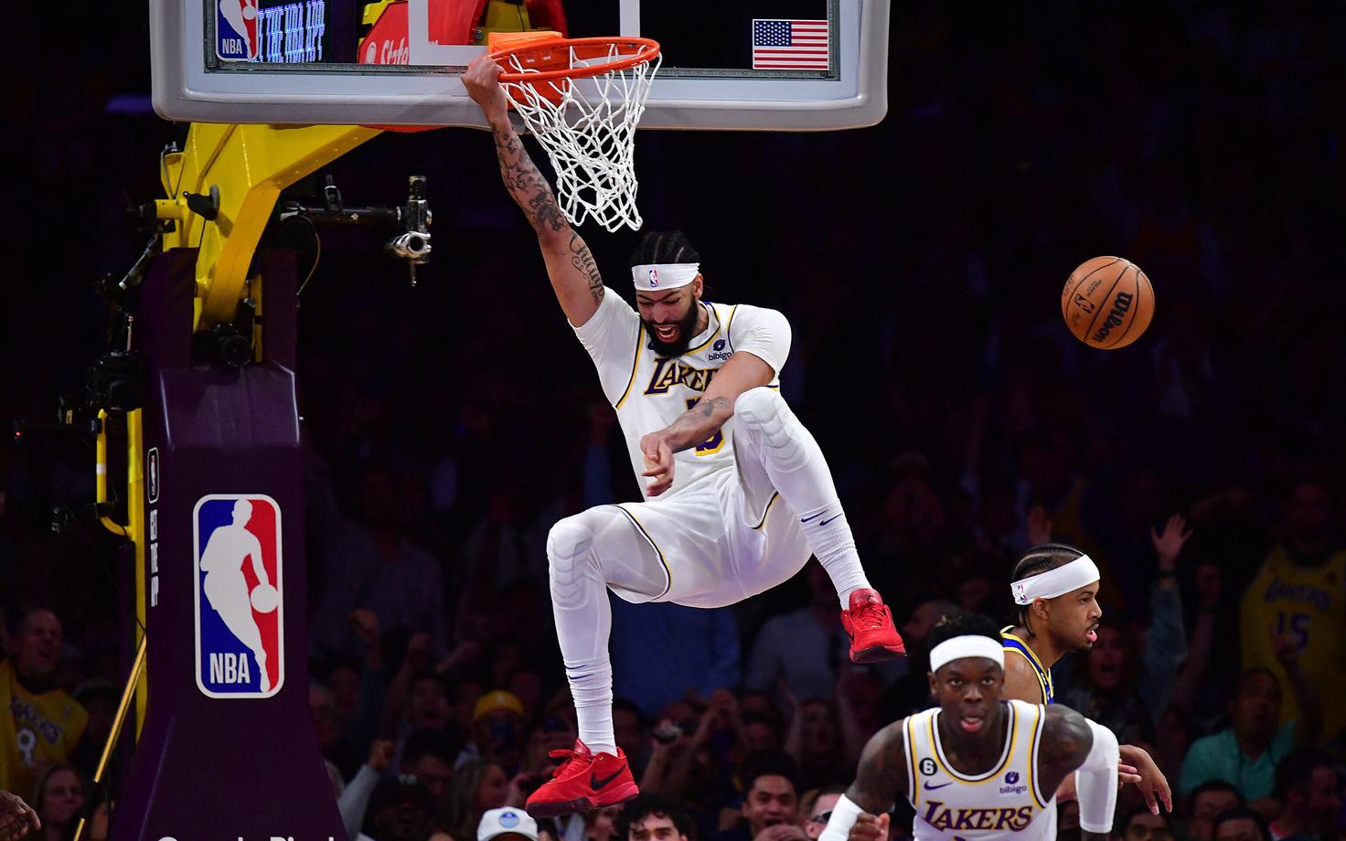 Golden State Warriorsil on suuri raskusi Anthony Davise peatamisega.