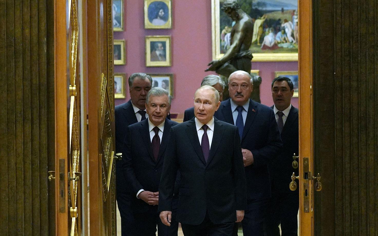 Eesotsas Venemaa president Vladimir Putin, tema taga vasakul Tadžikistani president Emomali Rahmon ja tema taga Kõrgõzstani president Sadõr Džaparov. Putini taga paremal on Valgevene president Aljaksandr Lukašenka.