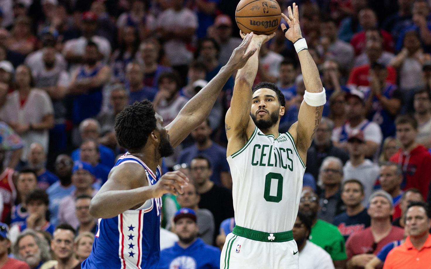 Jayson Tatum (palliga) tabas mängu viimase nelja minuti ja 14 sekundi jooksul neli kaugviset