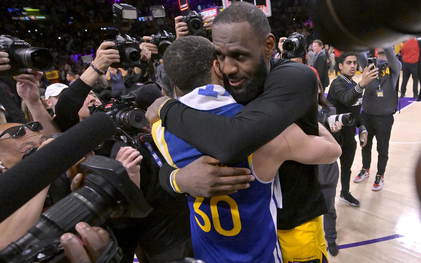 LeBron James ja Stephen Curry embamas