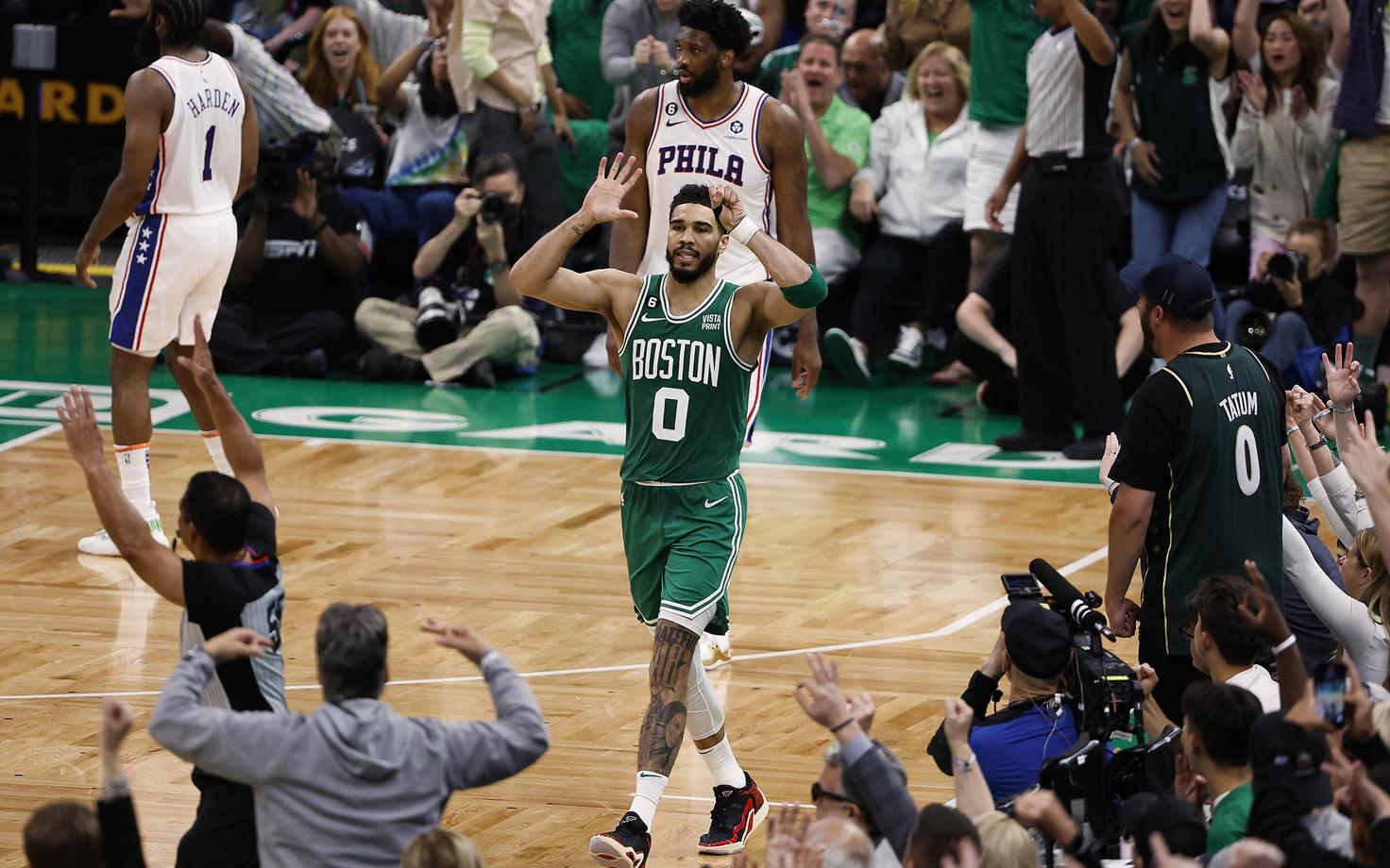 Jayson Tatum (#0) näitab kodufännidele, mis numbriga tema punktisumma algab
