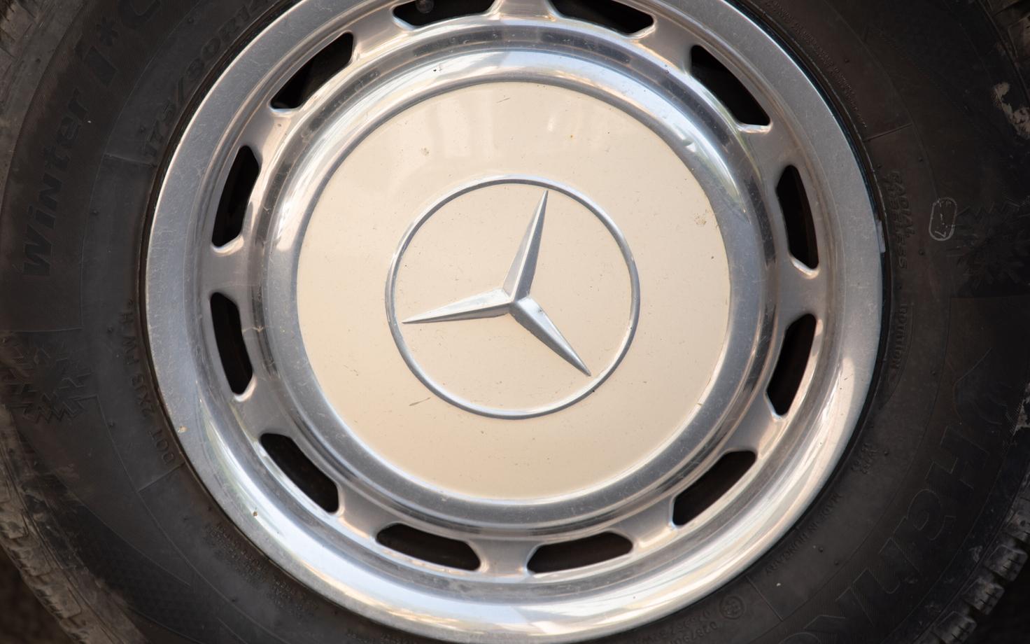 Логотип Mercedes-Benz.