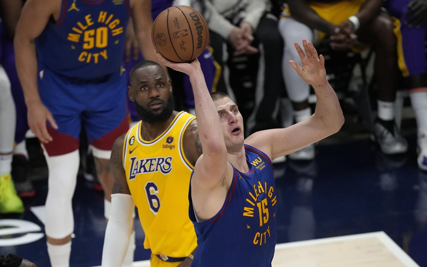 LeBron James ja Nikola Jokic