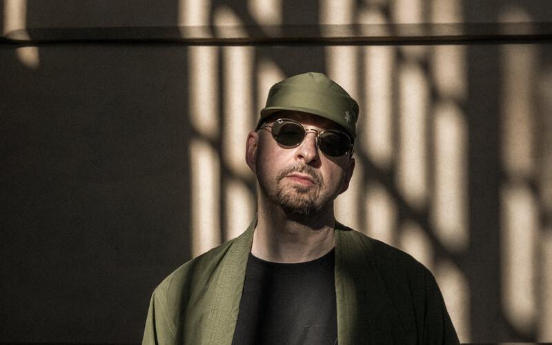 Šoti elektroonilise muusika artist, DJ ja plaadifirma Hyperdub asutaja Steve Goodman, tuntud kui Kode9.