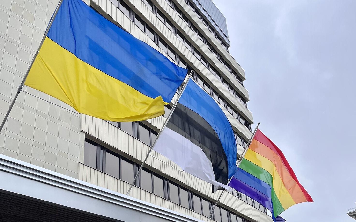 Радужный флаг по соседству с эстонским и украинским на здании МИДа в Таллинне.