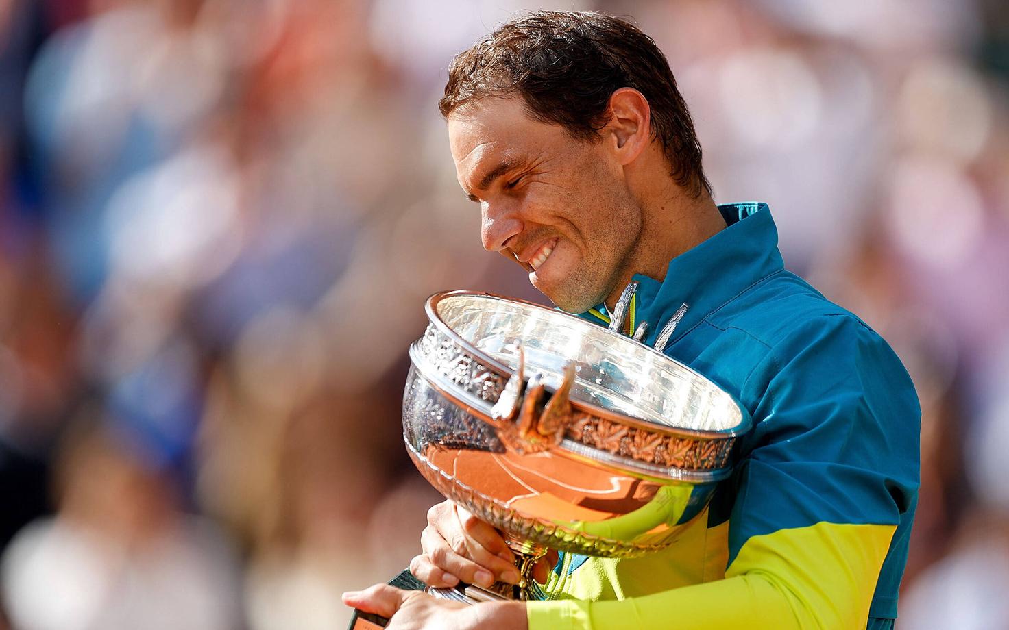 Rafael Nadal 2022. aasta Prantsusmaa lahtiste võidutrofeega