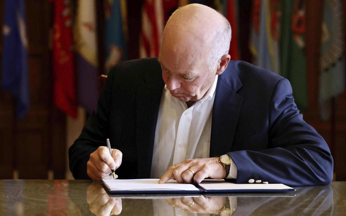 Montana osariigi kuberner Greg Gianforte kirjutamas alla seadusele, mille kohaselt keelustatakse osariigis Tiktok