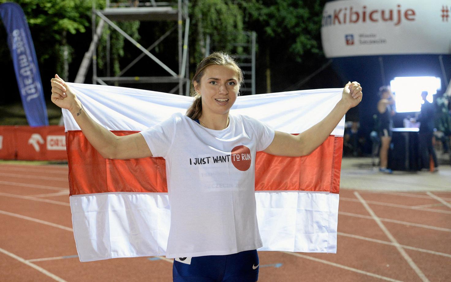 Valgevenest pärit sprinter Kristsina Tsimanovskaja esindab pärast Tokyo olümpiamängudel aset leidnud skandaali Poolat, kuid kannab endaga Valgevene valgepunast lippu