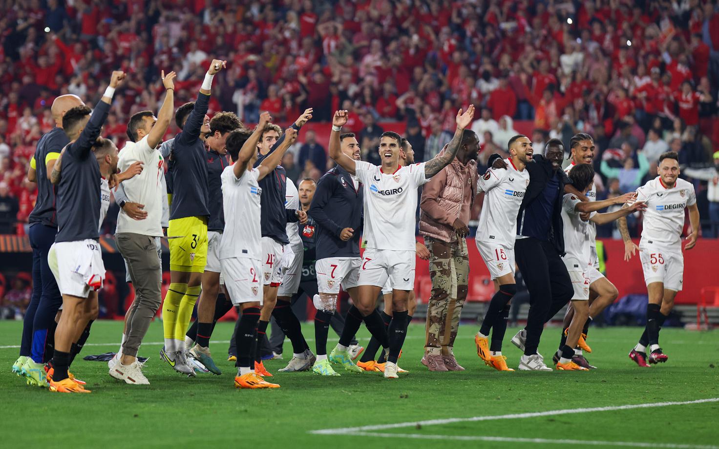 Sevilla mängijad publikut tänamas