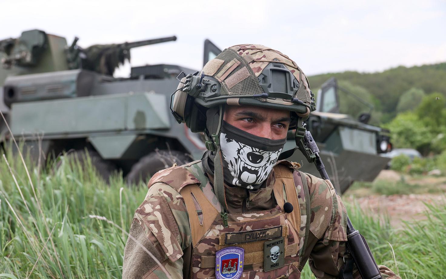 Украинский военнослужащий во время учений Национальной гвардии в Харьковской области.
