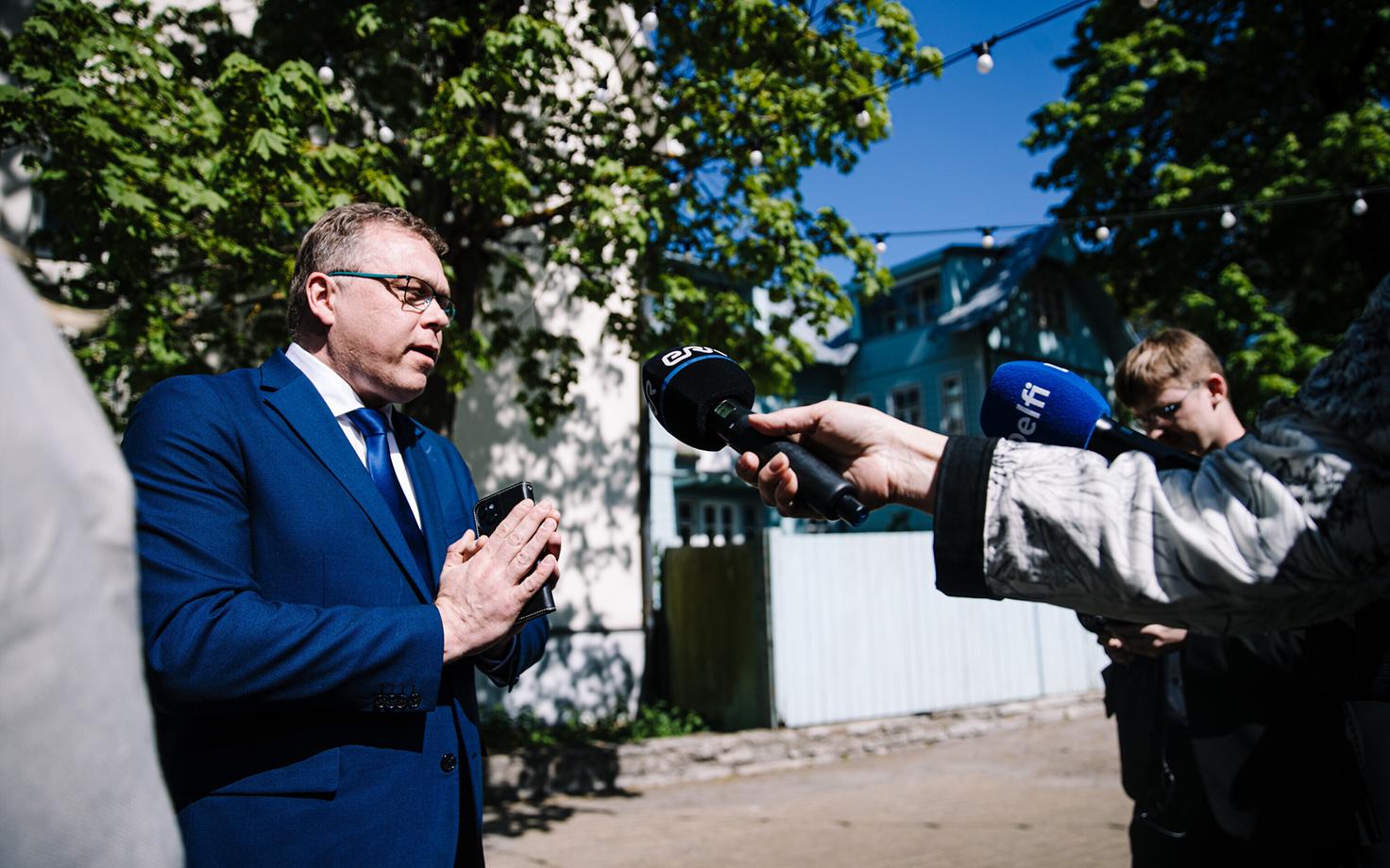 Eesti 200 juht Lauri Hussar ajakirjanike ees