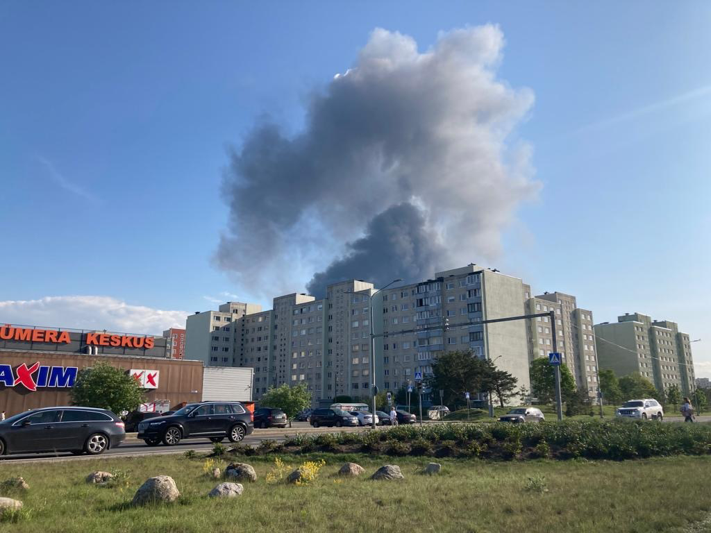 Дым был виден и на улице Юмера.