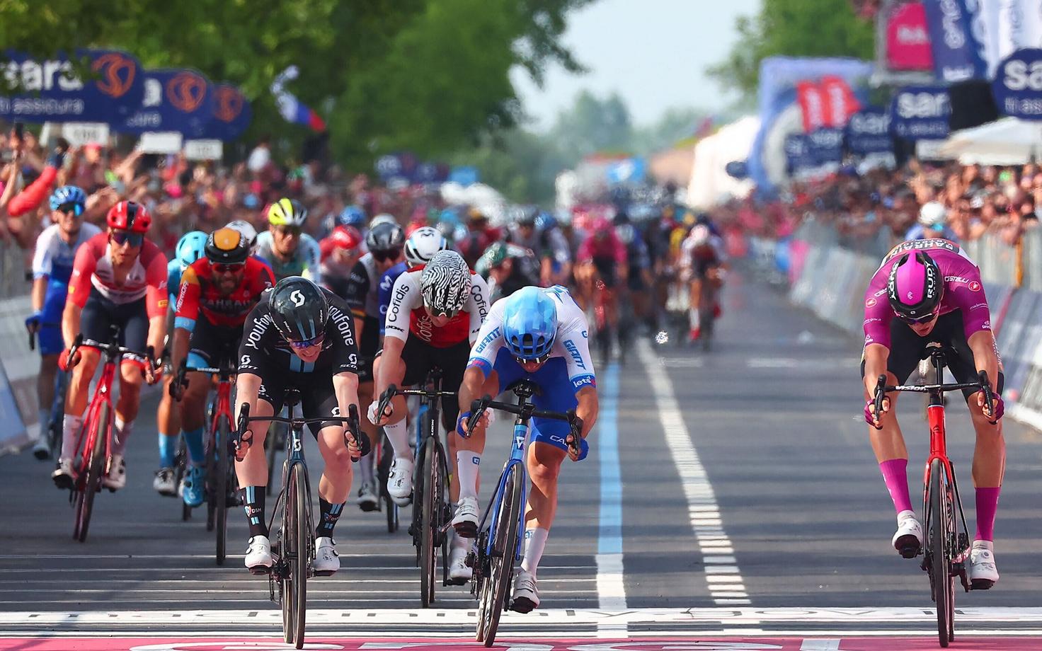 Itaalia velotuuri 17. etapi esikolmik finišijoonel (vasakult): Alberto Dainese, Jonathan Milan, Michael Matthews