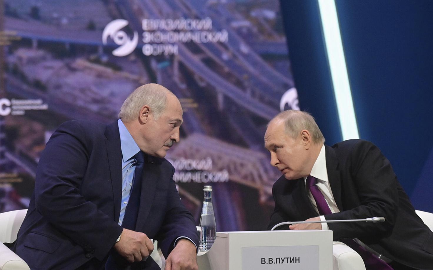 Valgevene president Aljaksandr Lukašenka ja Vene president Vladimir Putin Euraasia majandusfoorumil Moskvas