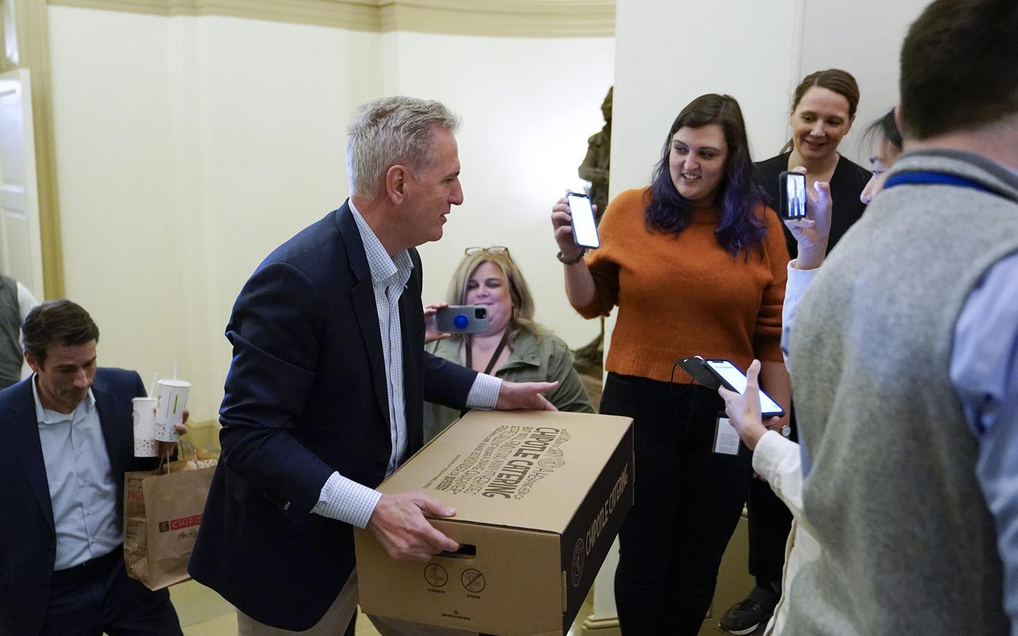 USA vabariiklasest esindajatekoja spiiker Kevin McCarthy läbirääkimiste tulemusi ootavatele ajakirjanikele süüa viimas.