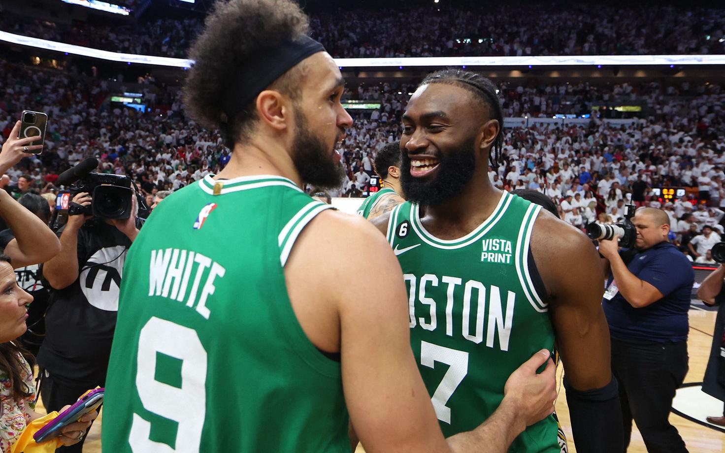 Derrick White (vasakul) ja Jaylen Brown rõõmustavad, sest suutsid null-kolm kaotusseisust idakonverentsi finaalseeria otsustavasse mängu viia.
