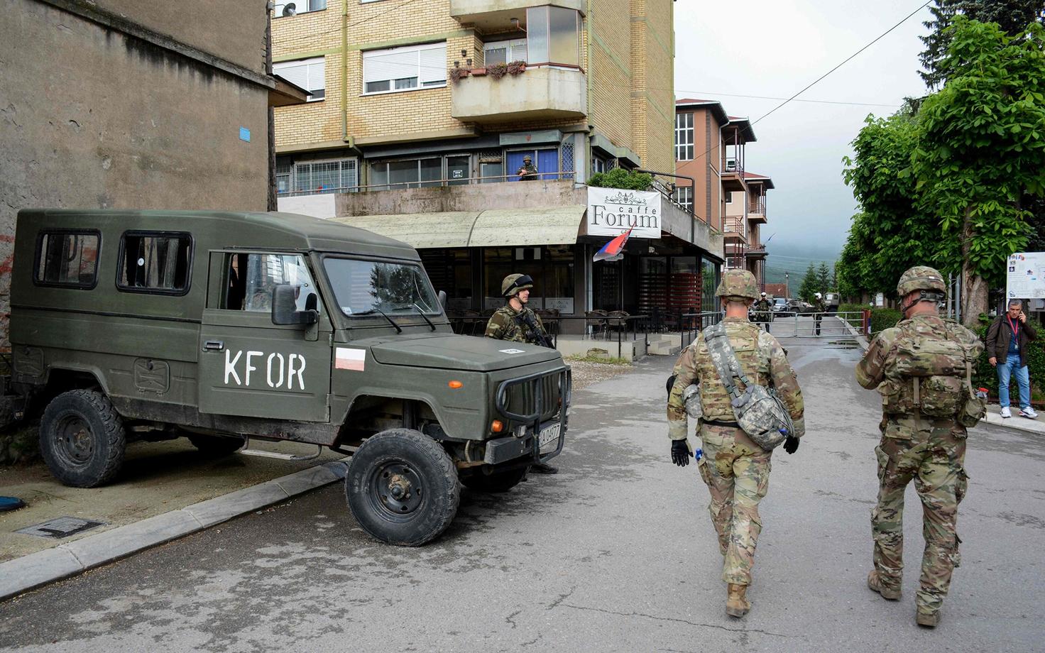 NATO rahuvalvajad Põhja-Kosovos Zvecani tänavatel