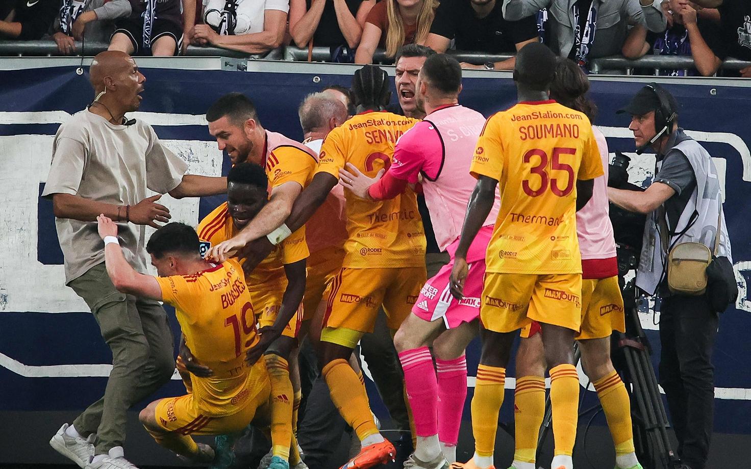 Bourdeaux' fänn tõukas Lucas Buadesit (vasakul, #19) nii kõvasti, et mängija sai kukkudes peapõrutuse
