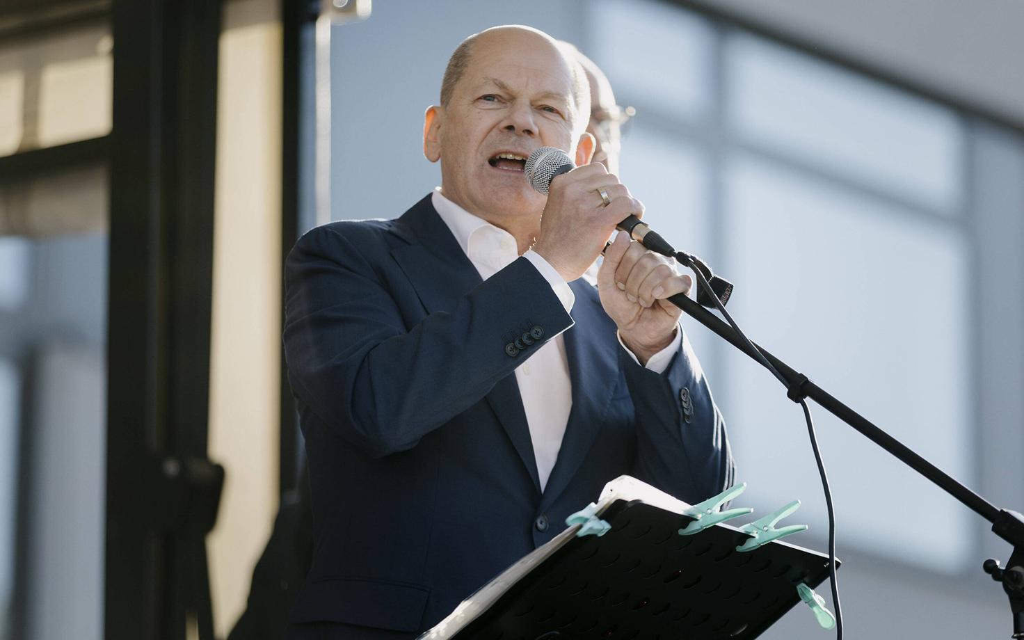Olaf Scholz Falkensees kõnet pidamas.