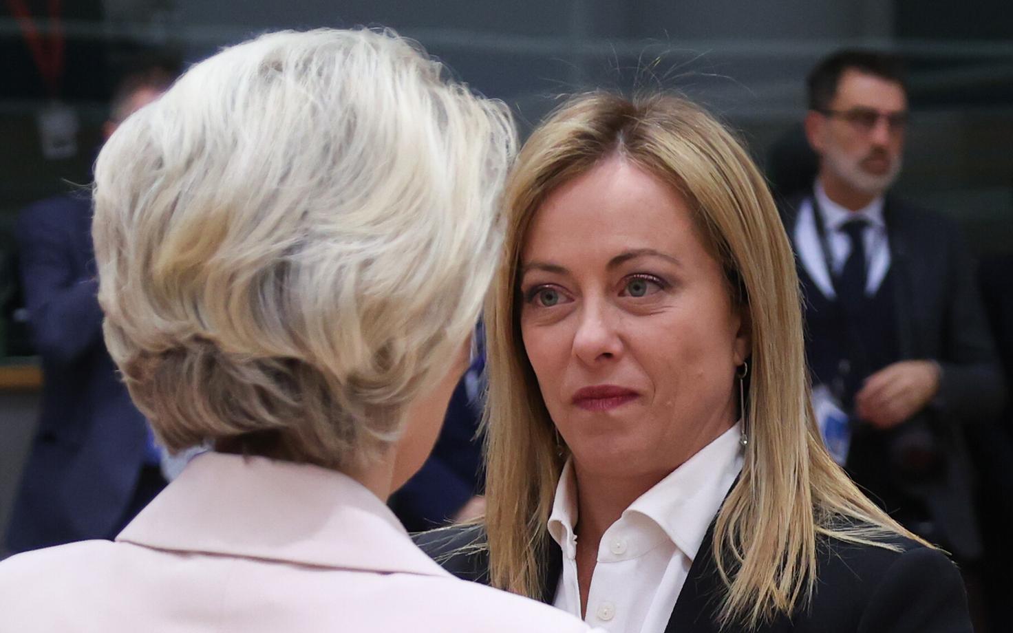 Seljaga kaamera poole Euroopa Komisjoni president Ursula von der Leyen ja talle otsa vaatamas Itaalia peaminister Giorgia Meloni