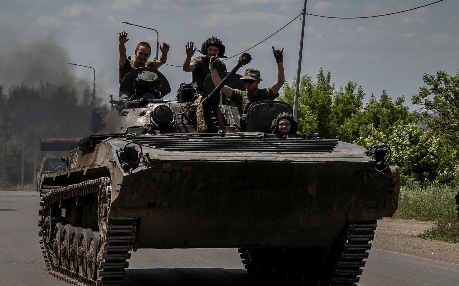 Ukraina tankiväelased Bahmuti lähedal.