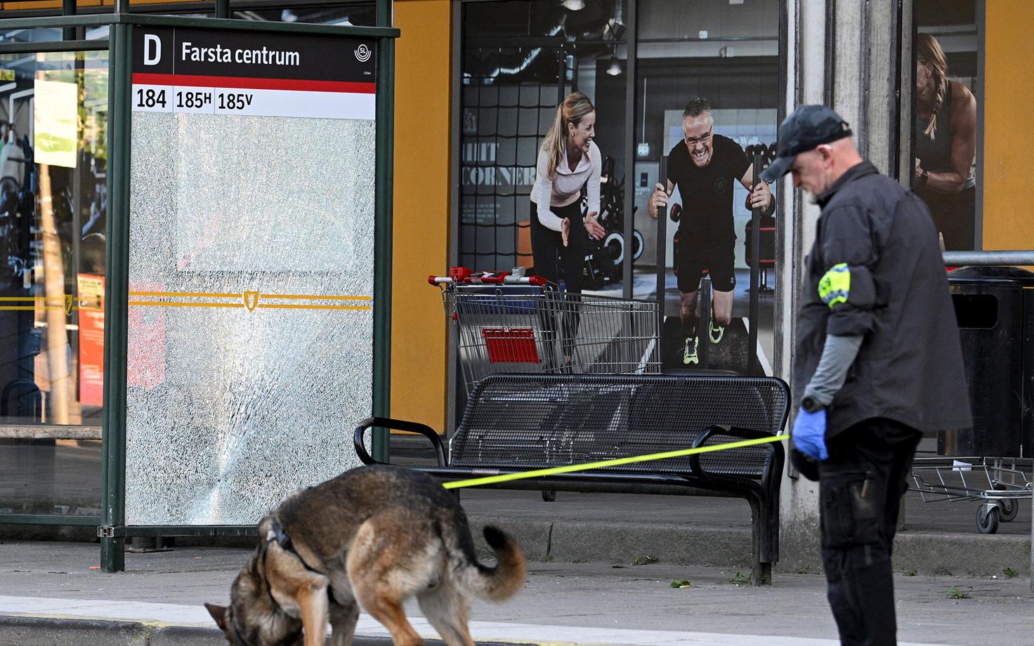 Politseinik koeraga tulistamispaigas Stockholmis.