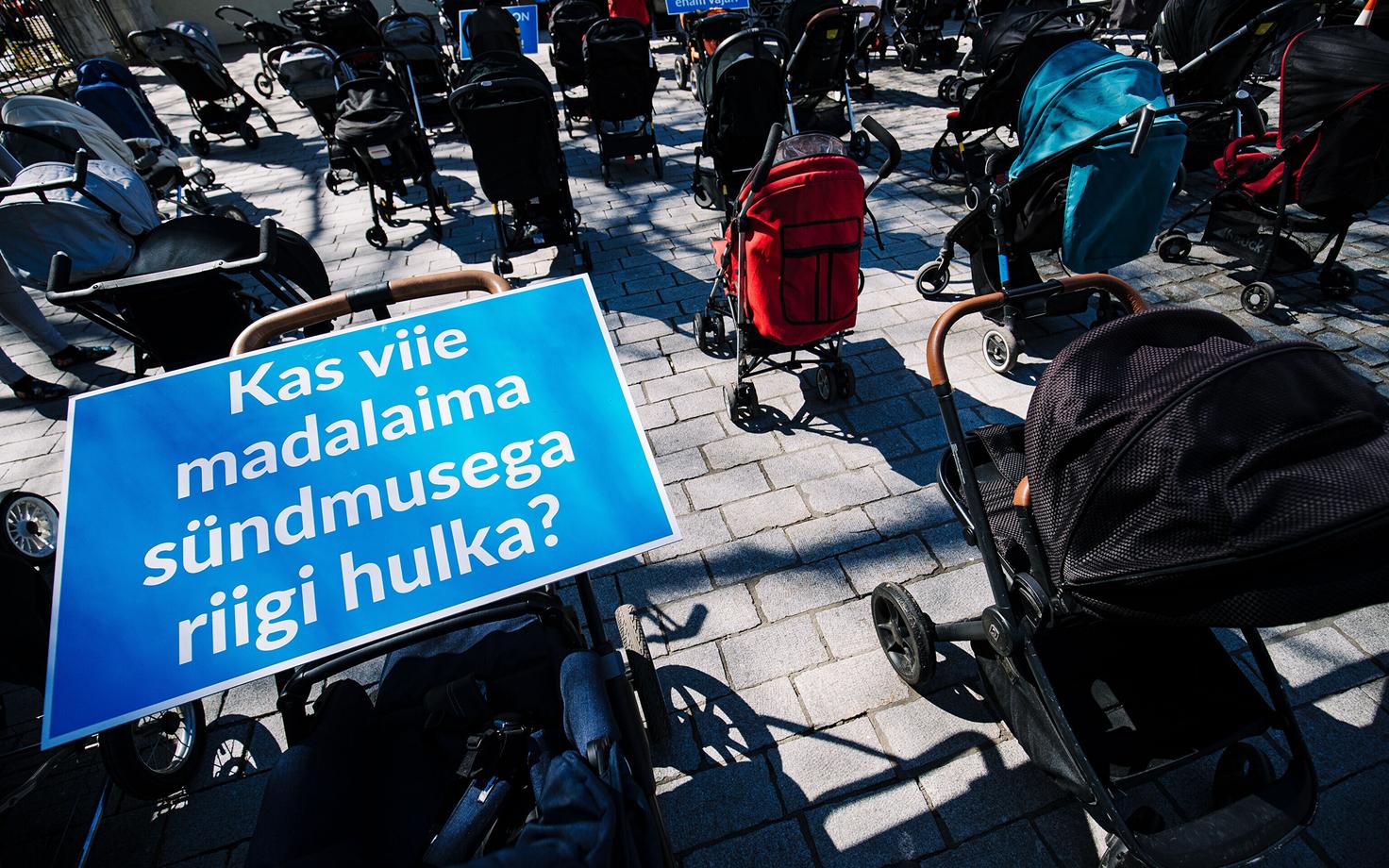 Пикет против сокращения семейных пособий.