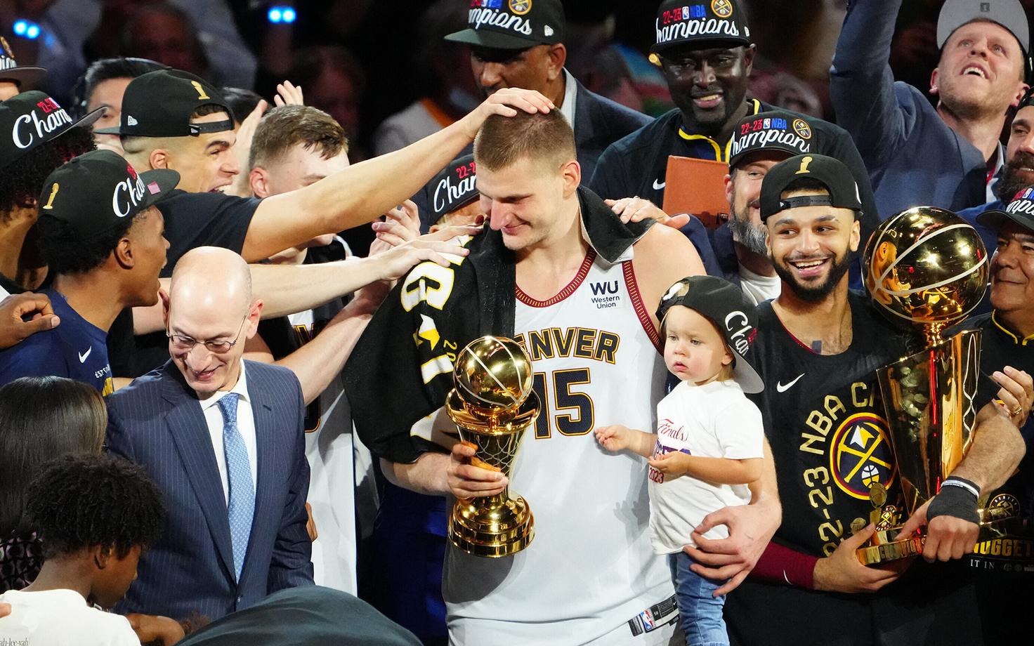 Denver Nuggetsi mängijad NBA trofeega