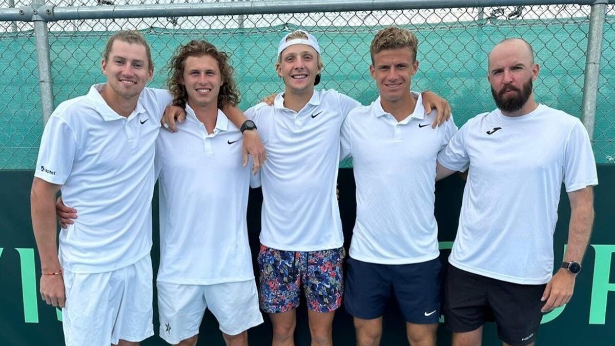Eesti tennisemeeskond Larnacas: Johannes Seeman (vasakult), Siim Troost, Mark Lajal, Daniil Glinka ja kapten Vladimir Ivanov.