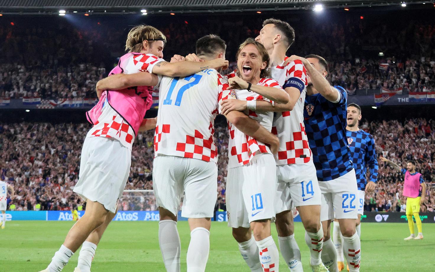 Horvaatia jalgpallikoondislased Luka Modrici väravat tähistamas
