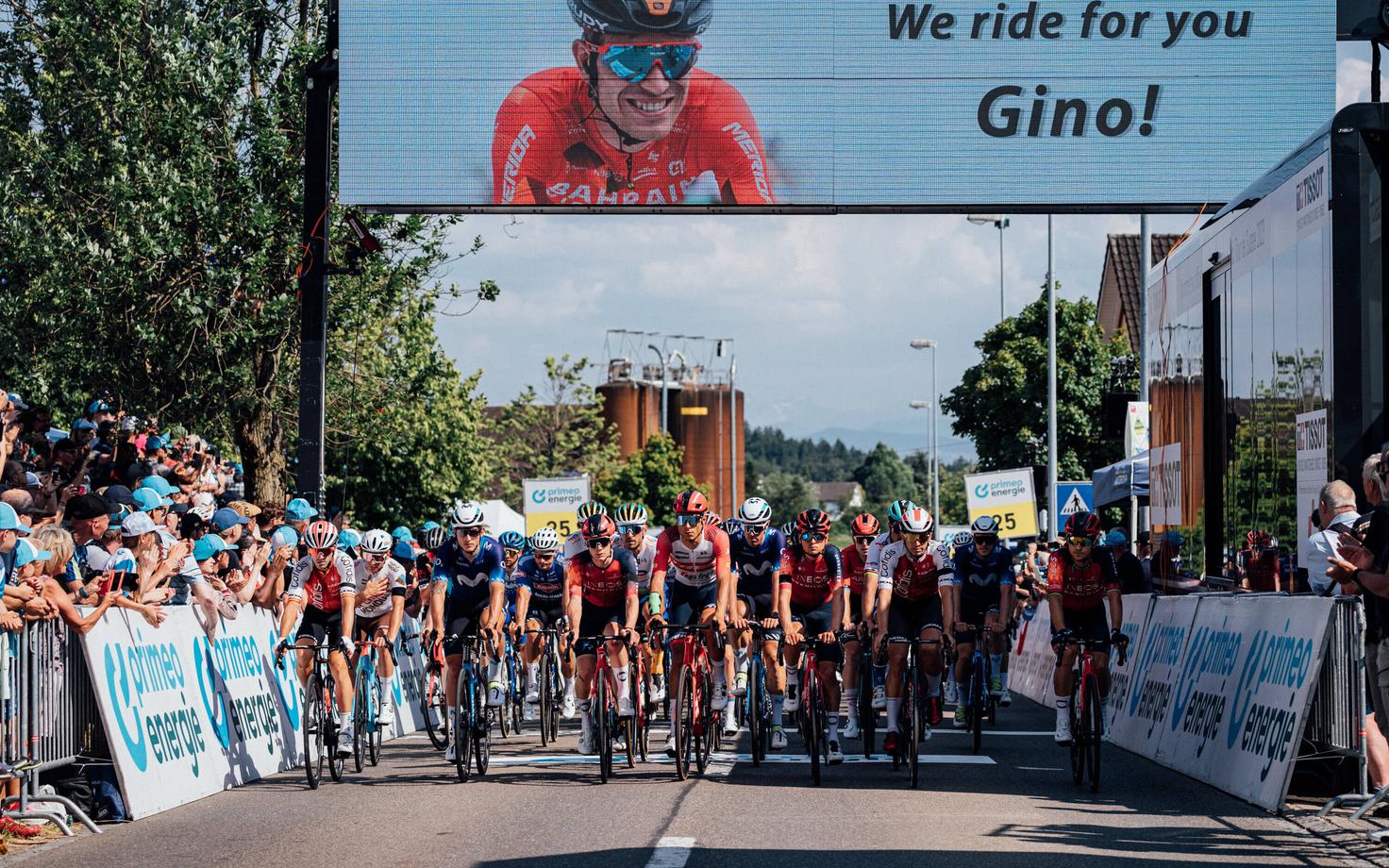 Šveitsi velotuuri kuuendal etapil sõideti Gino Mäderi mälestuseks ühiselt etapi viimased 20 kilomeetrit.