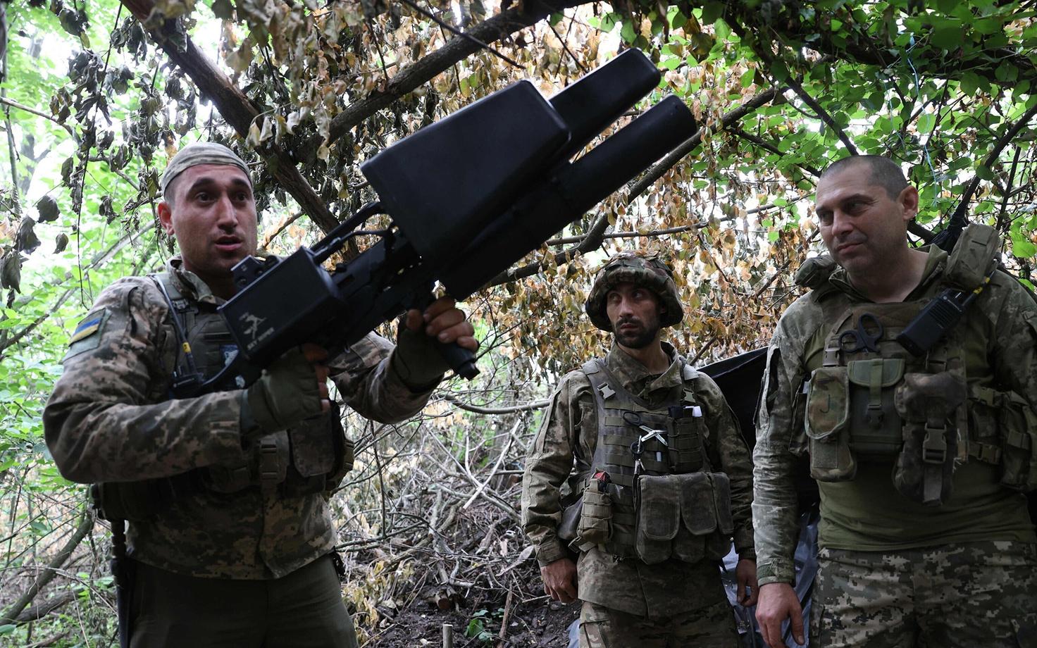 Ukraina sõdurid Bahmuti lähedal droone maha võtva relvaga.