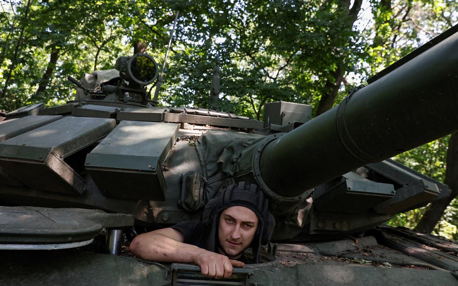 Ukraina sõdur Vene vägede käest saadud T-72 tankiga Bahmuti lähistel
