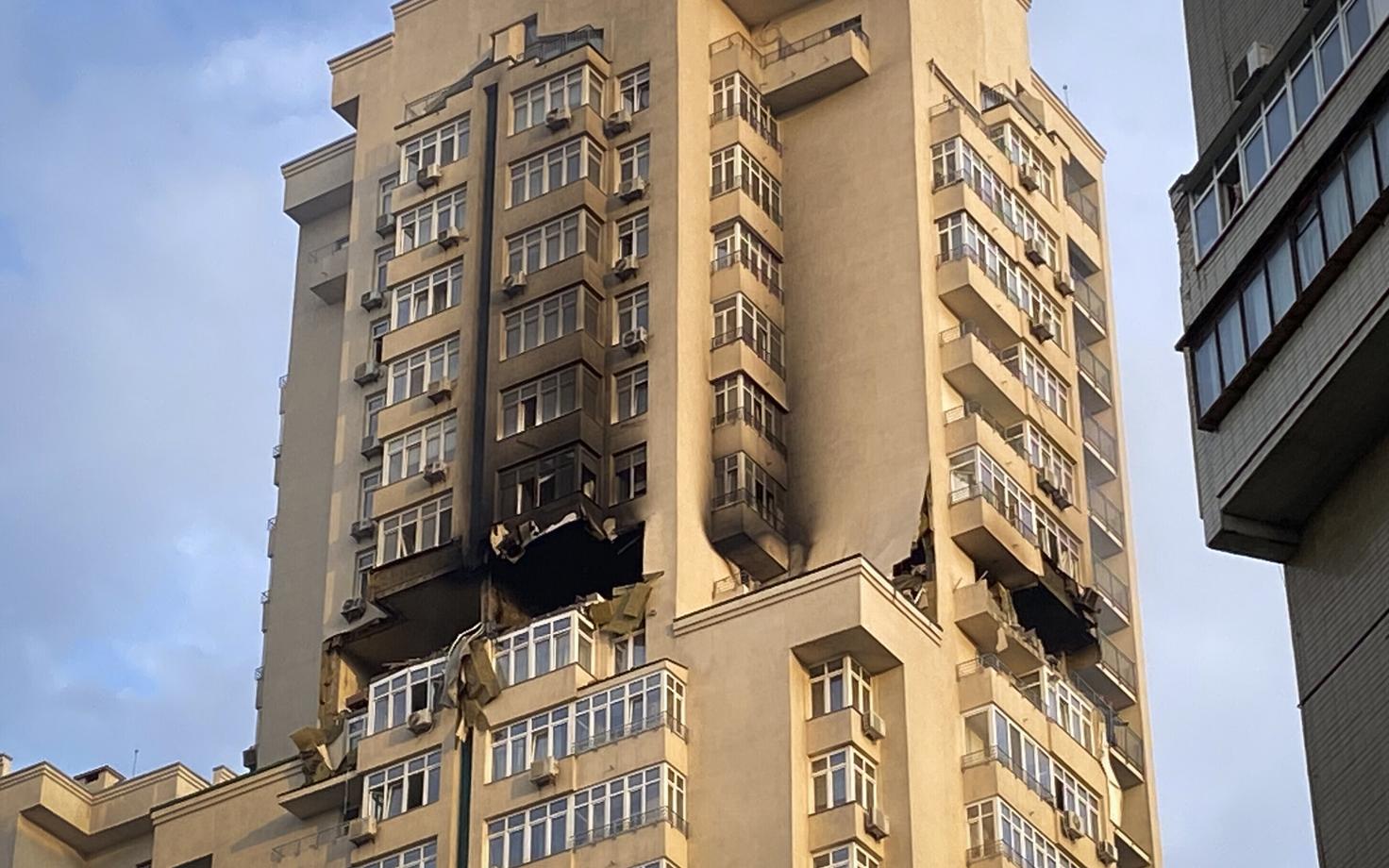 Пострадавший в результате атаки дом в Киеве.