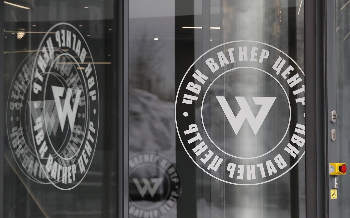 Wagneri palgasõdurite grupeeringu logo nende peakontori hoonel Peterburis