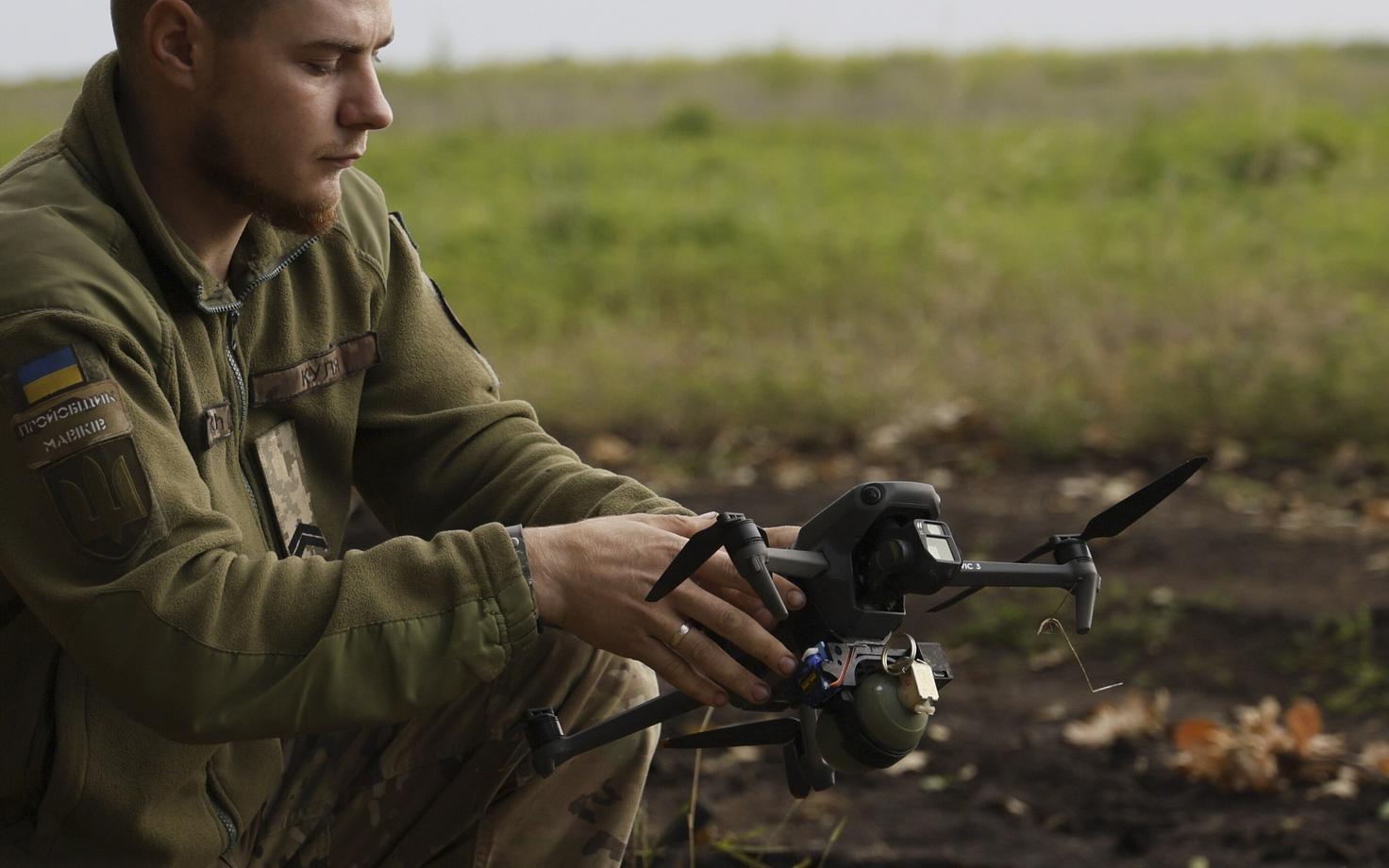 Ukraina kaitsejõudude droonioperaator Donetski oblastis, droonil on küljes granaat