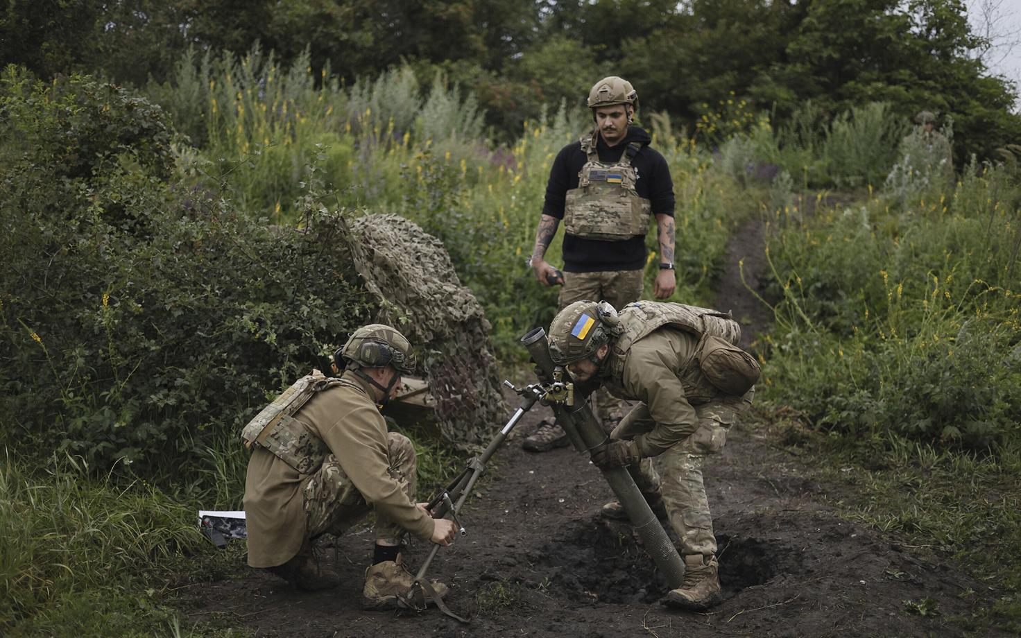 Ukraina sõdurid kolmandast eraldiseisvast ründebrigaadist sihtimas miinipildujat Bahmuti lähistel