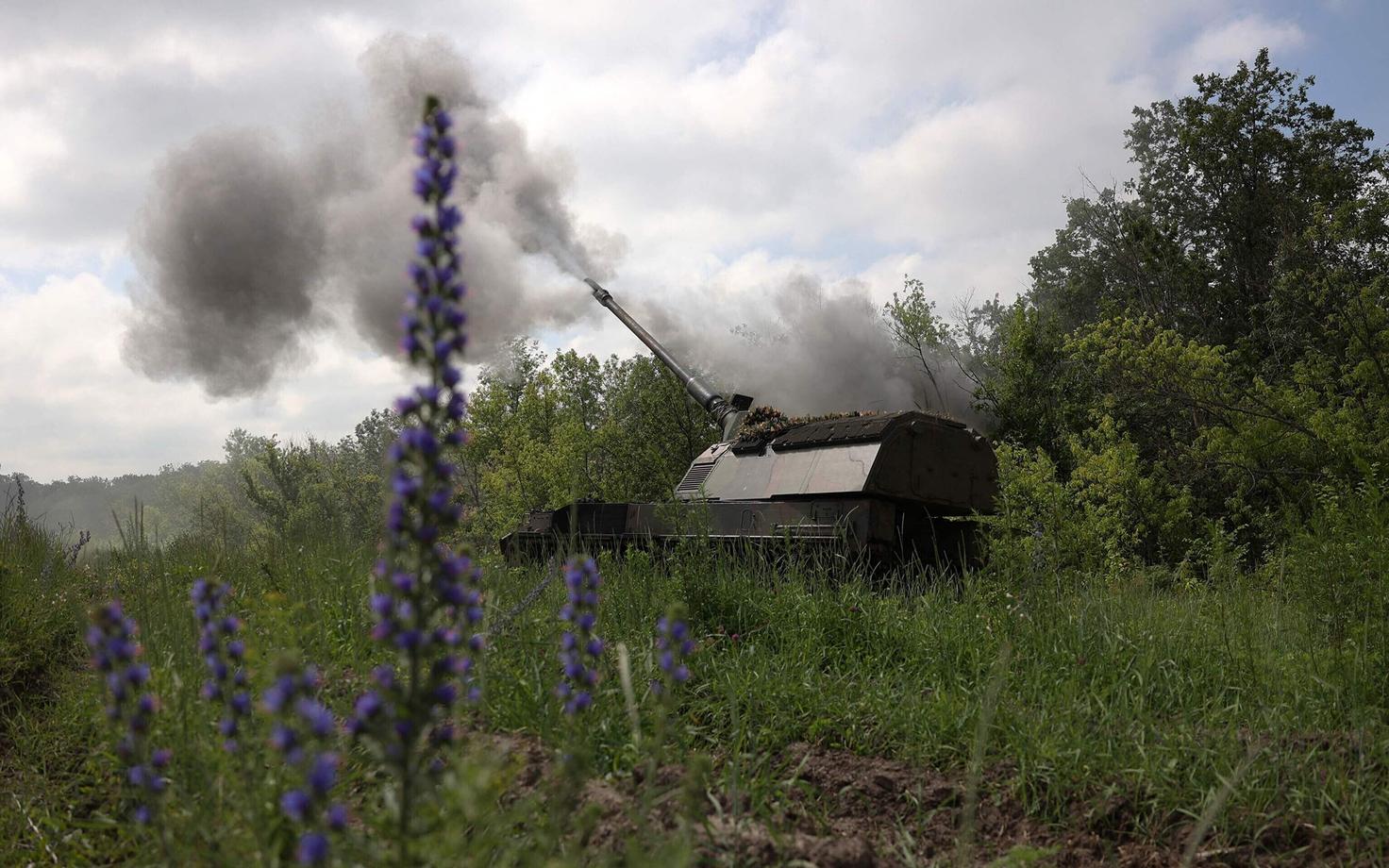 Ukraina sõjaväelased tulistamas Vene positsioone 155-millimeetrisest iseliikuvast suurtükist Panzerhaubitze 2000.