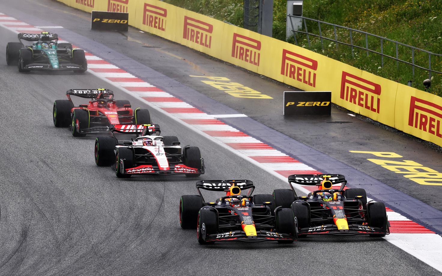 Max Verstappen (vasakul) ja Sergio Perez (paremal)