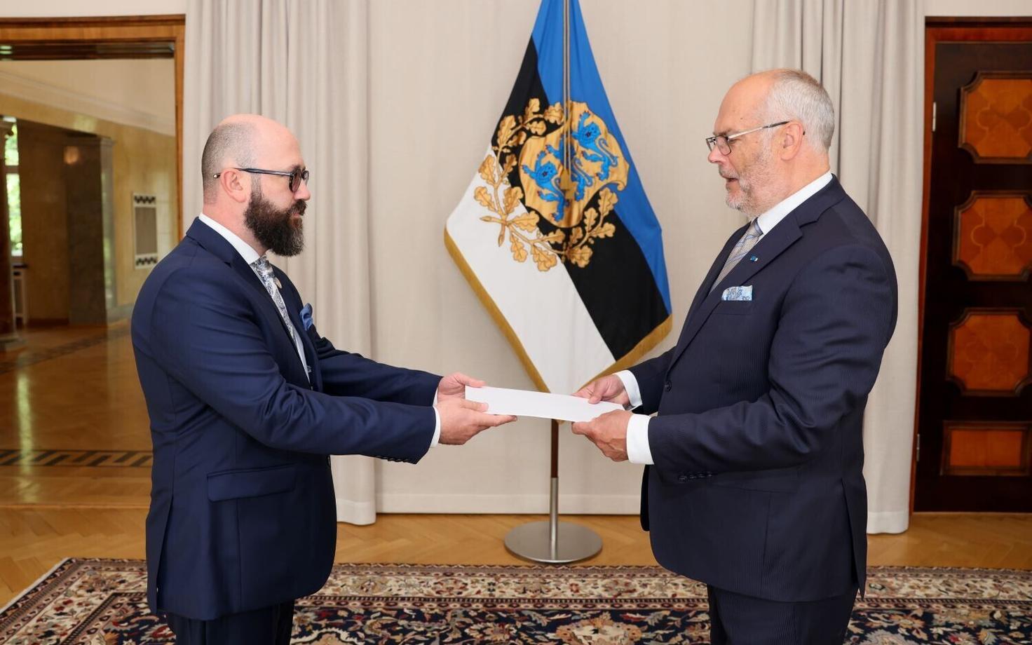 Посол Украины в Эстонии Максим Кононенко вручил верительные грамоты президенту Алару Карису.