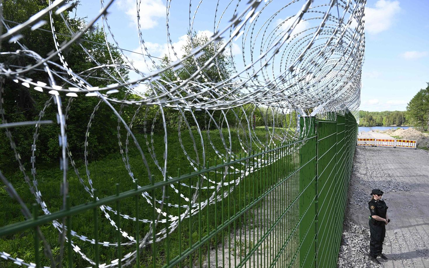Строительство ограждения на границе между Финляндией и Россией.