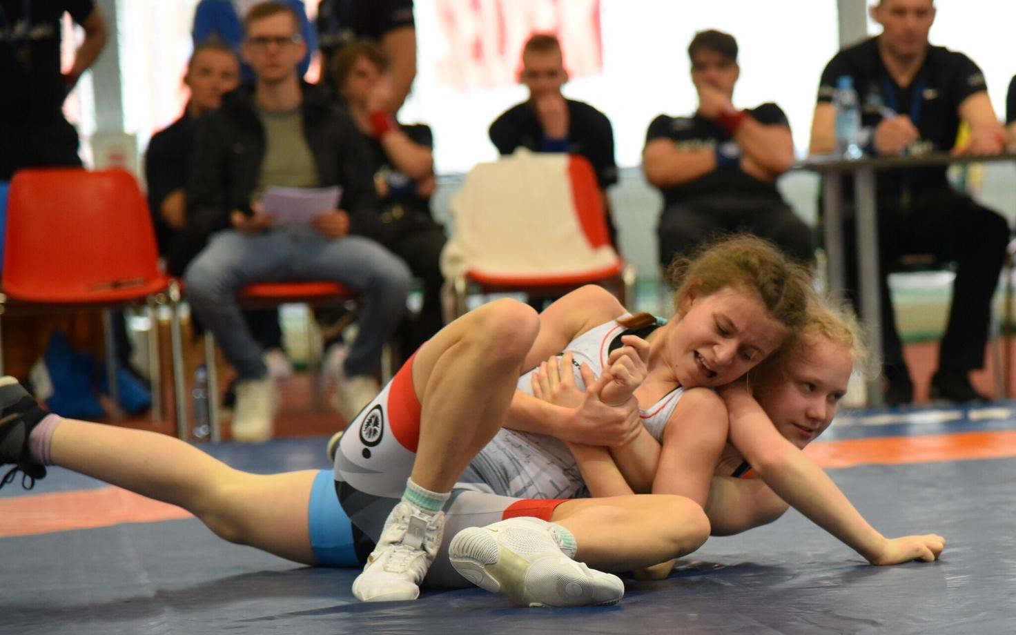 Polina Timšina (punases trikoos) U-15 Eesti meistrivõistlustel