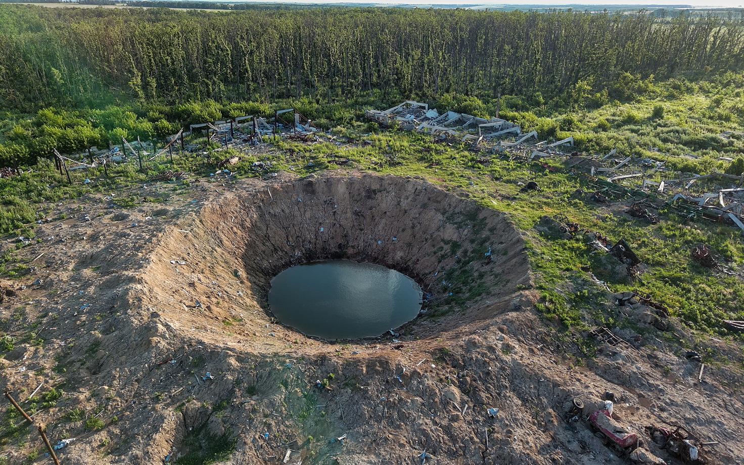 Harkivi oblasti pommitamise tagajärjel tekkinud kraater.