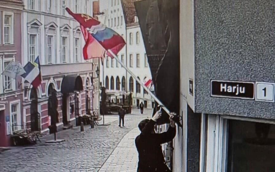 Tallinnas heisati Harju tn 1 majale Eesti NSV lipp.