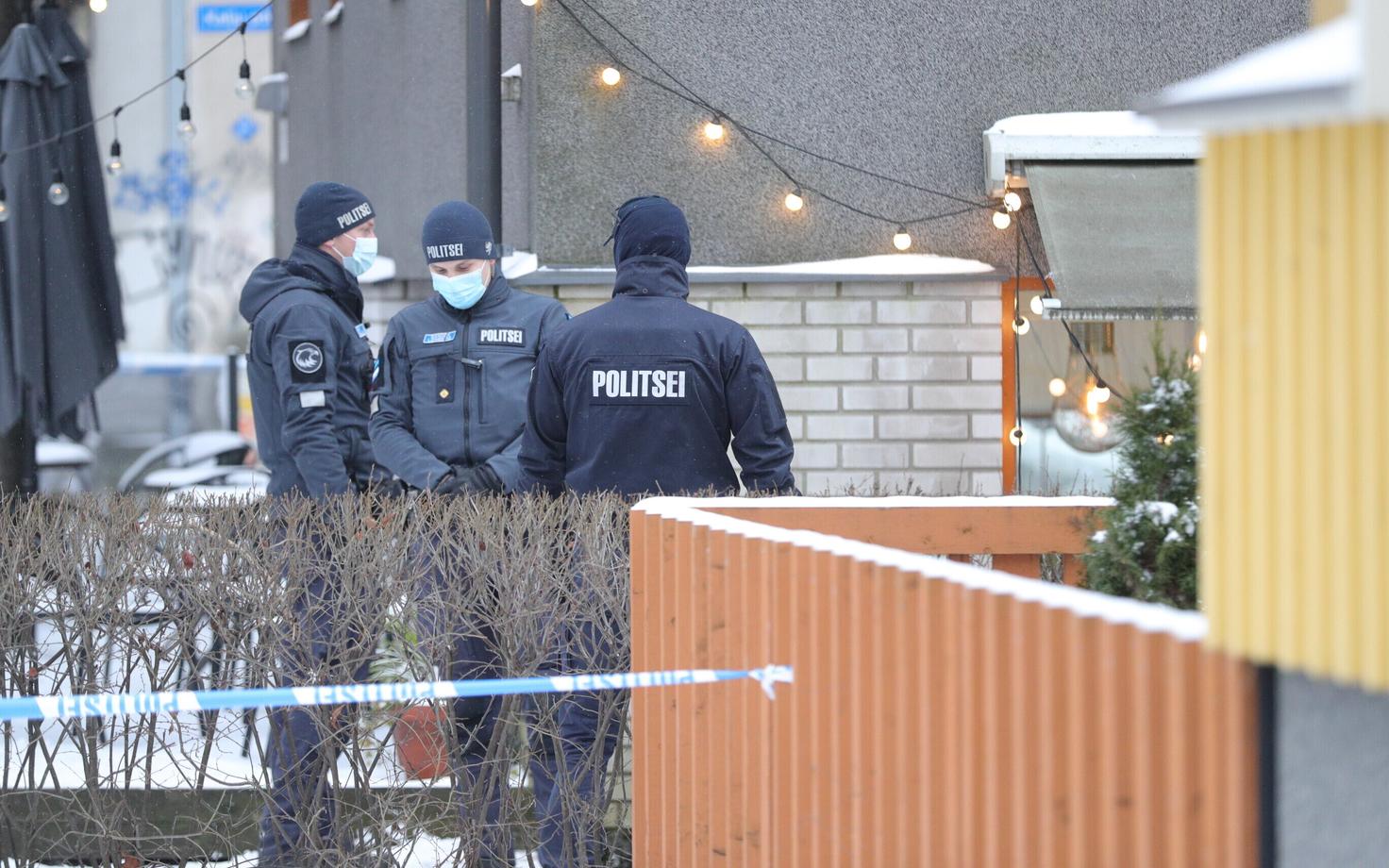 Politseinikud 2021. aastal Tallinnas Kalamajas MEM Cafe juures.