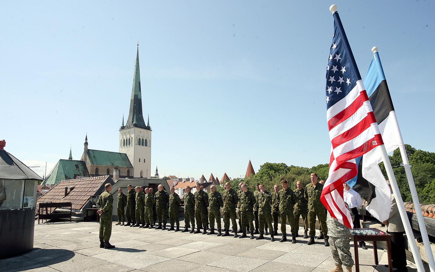 Флаги Эстонии и США на общем построении военнослужащих двух стран.