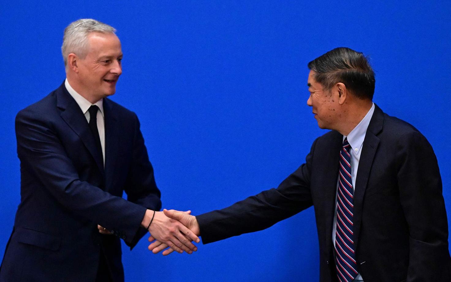 Prantsusmaa rahandusminister Bruno Le Maire Hiina asepeaministri He Lifengiga laupäeval Pekingis.