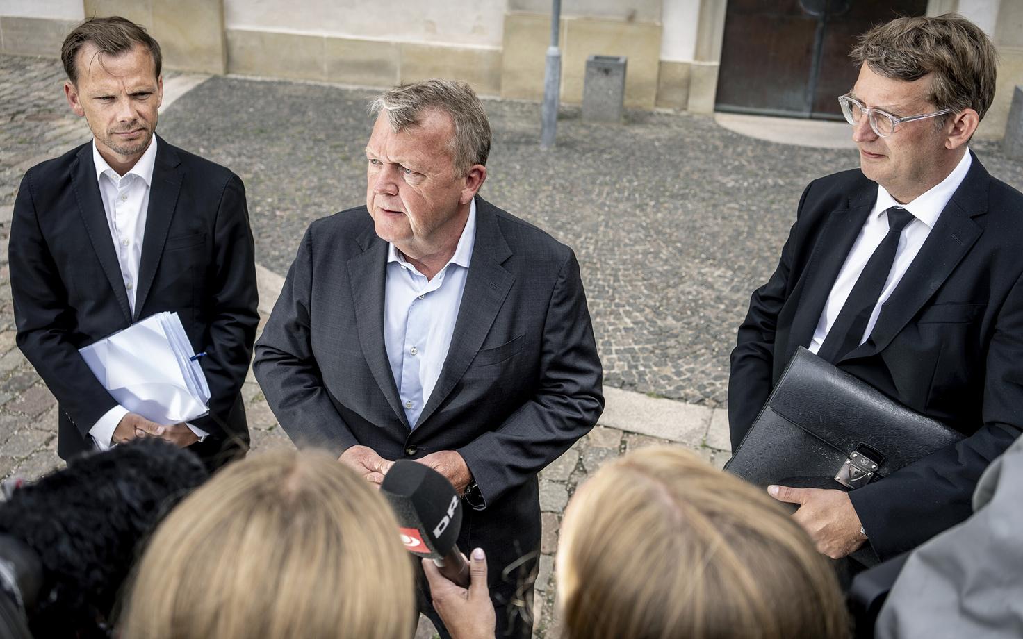 Taani välisminister Lars Løkke Rasmussen, justiitsminister Peter Hummelgaard ja kaitseminister Troels Lund Poulsen suhtlemas ajakirjanikega peale parlamendi briifimist koraani koopiate põletamise rahvusvahelisest reaktsioonist